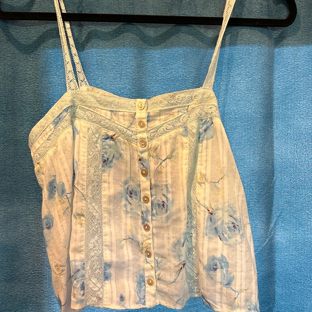 Adorable NWT loveshackfancy blue & white lace tank top w/ rose pattern size M